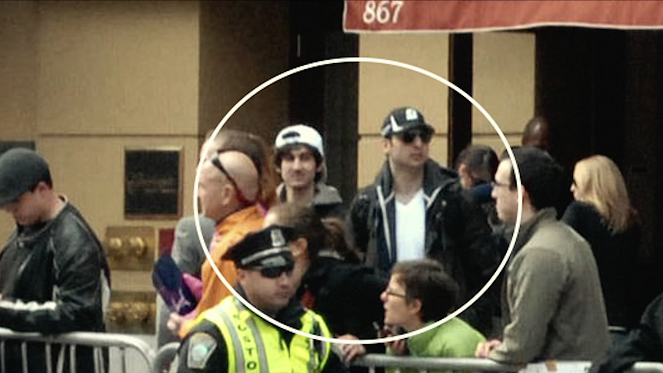 Persecución policial: El atentado del maratón de Boston - Gorra blanca, gorra negra - De la película