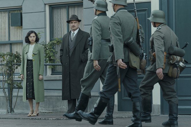 Anne Frank bújtatója - Pilot - Filmfotók - Bel Powley, Liev Schreiber