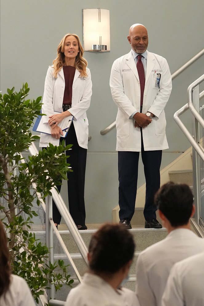 Grey's Anatomy - Season 19 - Ready to Run - Photos - Kim Raver, James Pickens Jr.