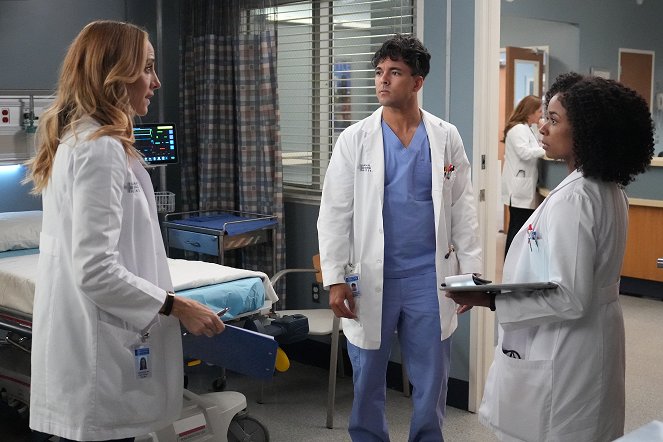 Grey's Anatomy - Season 19 - Ready to Run - Photos - Kim Raver, Niko Terho, Alexis Floyd