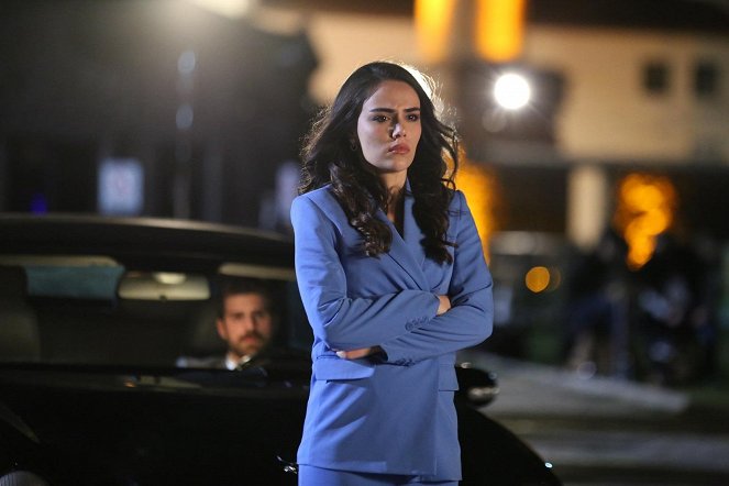 Üç Kız Kardeş - Season 2 - Episode 32 - De la película