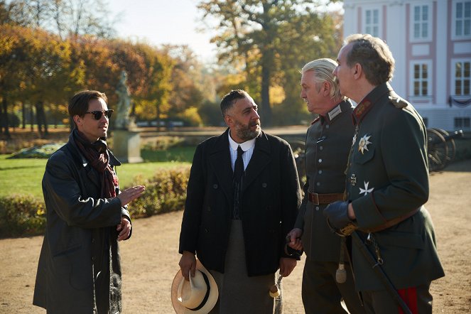 German Genius - Wilhelm und der Wanderbeschneider - Do filme - Tom Schilling, Kida Khodr Ramadan, Detlev Buck