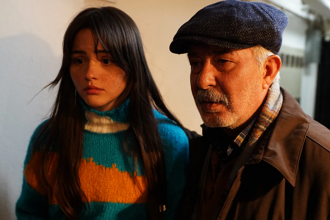 Adım Farah - Season 1 - Ak Kuzu - Filmfotos - Derya Pınar Ak, Ali Sürmeli