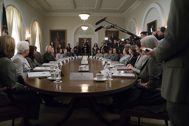 House of Cards - Chapter 71 - Photos