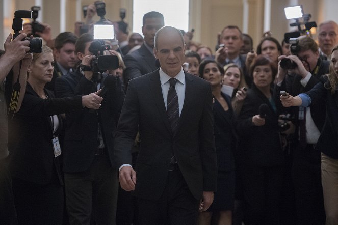 House of Cards - Chapter 73 - Photos