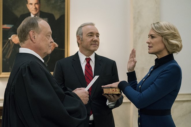 House of Cards - Chapter 58 - Photos
