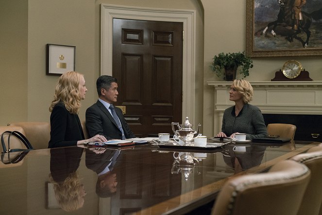 House of Cards - Chapter 60 - Photos