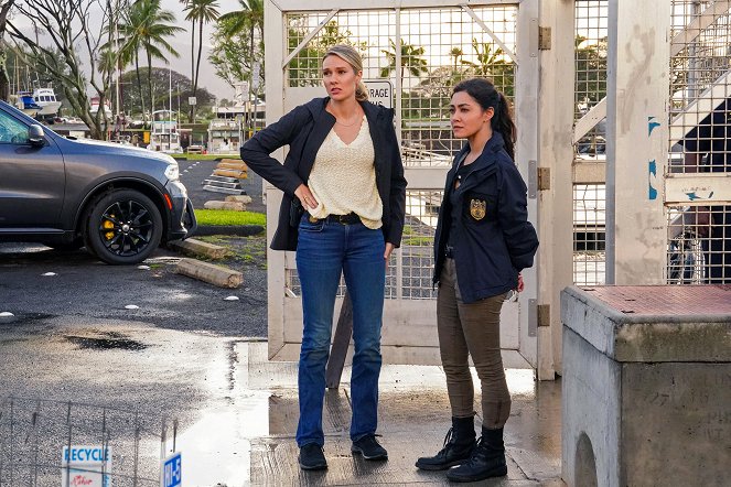 Navy CIS: Hawai'i - Season 2 - Lucys Nachtschicht - Filmfotos - Tori Anderson, Yasmine Al-Bustami
