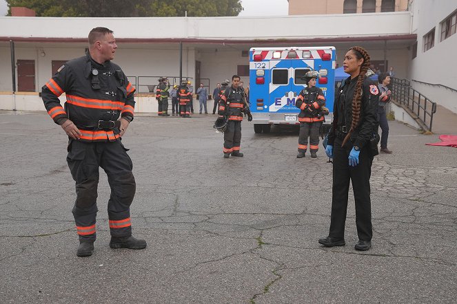 9-1-1: Lone Star - A House Divided - Film - Jim Parrack, Gina Torres