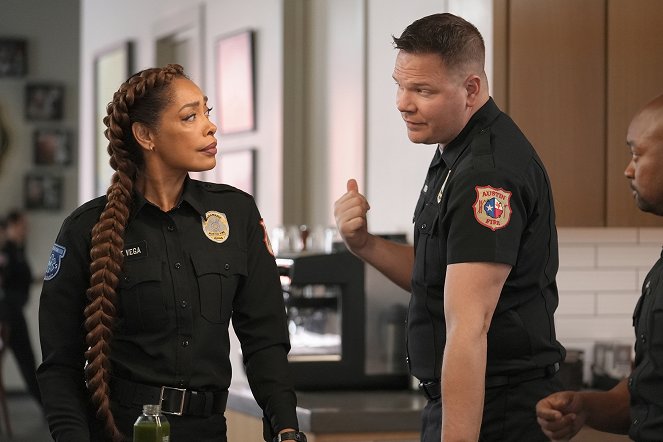 9-1-1: Lone Star - A House Divided - Filmfotos - Gina Torres, Jim Parrack