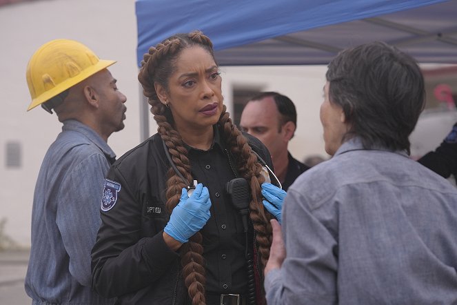 9-1-1: Lone Star - A House Divided - Van film - Gina Torres