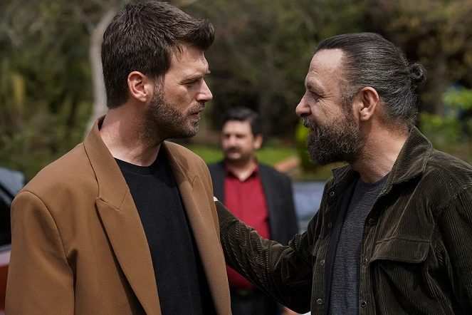 Aile - Episode 9 - Photos - Kıvanç Tatlıtuğ, Nejat Isler