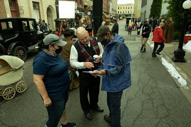 Murdoch Mysteries - Season 16 - Sometimes They Come Back, Part 2 - Van de set - Thomas Craig