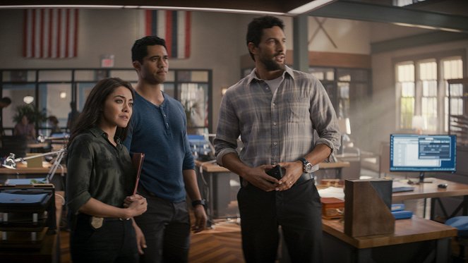 NCIS: Hawai'i - Season 2 - Past Due - Photos - Yasmine Al-Bustami, Alex Tarrant, Noah Mills