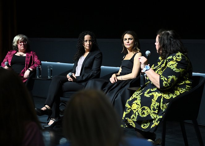 La diplomática - Season 1 - Eventos - Panel discussion during The Diplomat - DC Special Screening at Motion Picture Association of America on April 19, 2023 in Washington, DC - Debora Cahn, Keri Russell