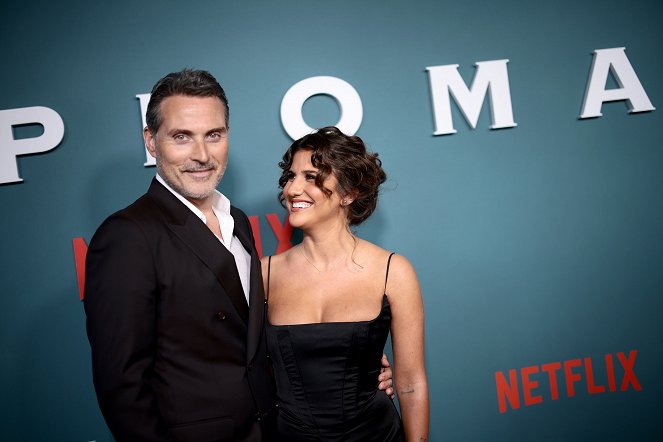 Diplomatické vztahy - Série 1 - Z akcí - The Diplomat - NY Premiere on April 18, 2023 in New York City - Rufus Sewell