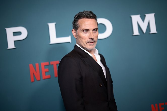 Diplomatické vztahy - Série 1 - Z akcií - The Diplomat - NY Premiere on April 18, 2023 in New York City - Rufus Sewell