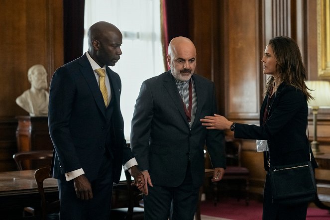 La diplomática - Él se ha comprado un sombrero - De la película - David Gyasi, Keri Russell