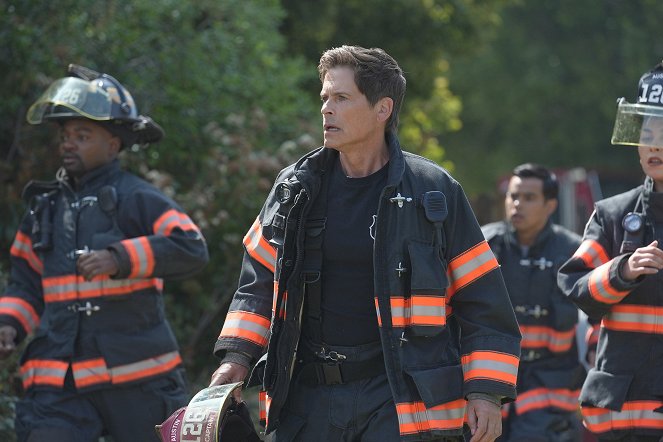 9-1-1: Lone Star - Best of Men - Photos - Brian Michael Smith, Rob Lowe