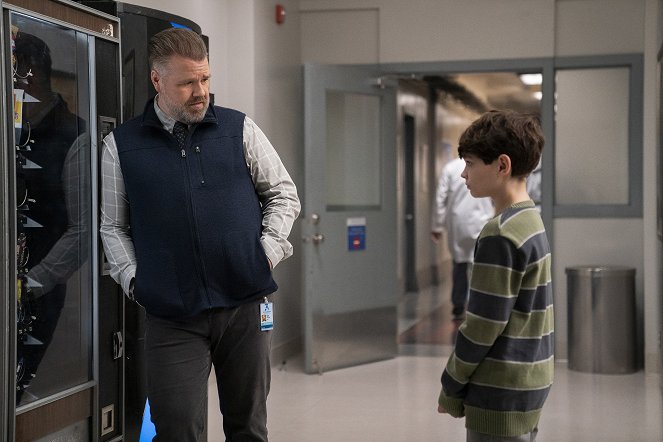 New Amsterdam - How Can I Help? - Film - Tyler Labine
