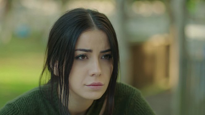 Kanatsız Kuşlar - Episode 22 - De la película - Melis Tüzüngüç