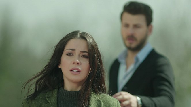 Kanatsız Kuşlar - Episode 39 - De la película - Melis Tüzüngüç