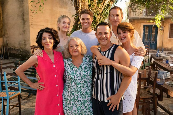 My Big Fat Greek Wedding 3 - Familientreffen - Werbefoto - Andrea Martin, Elena Kampouris, Maria Vacratsis, Elias Kacavas, Louis Mandylor, John Corbett, Nia Vardalos