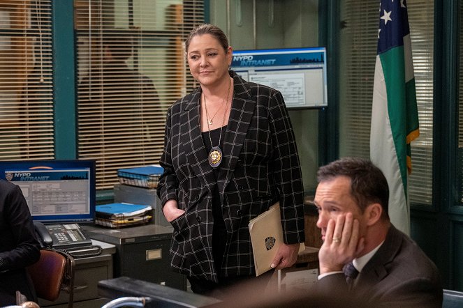 Law & Order - Season 22 - Bias - Photos - Camryn Manheim, Jeffrey Donovan