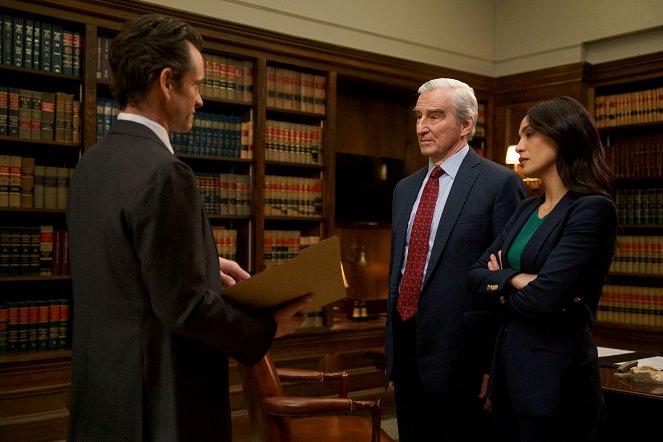 Law & Order - Season 22 - Class Retreat - Photos - Sam Waterston, Odelya Halevi