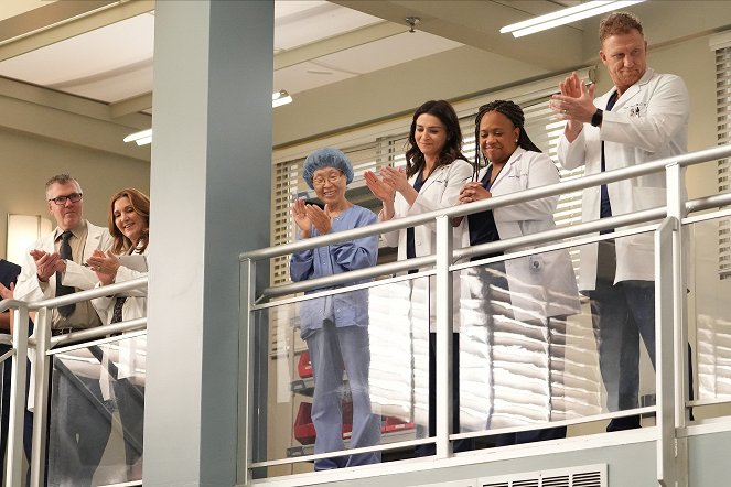 Grey's Anatomy - Season 19 - Ready to Run - Photos - Caterina Scorsone, Chandra Wilson, Kevin McKidd