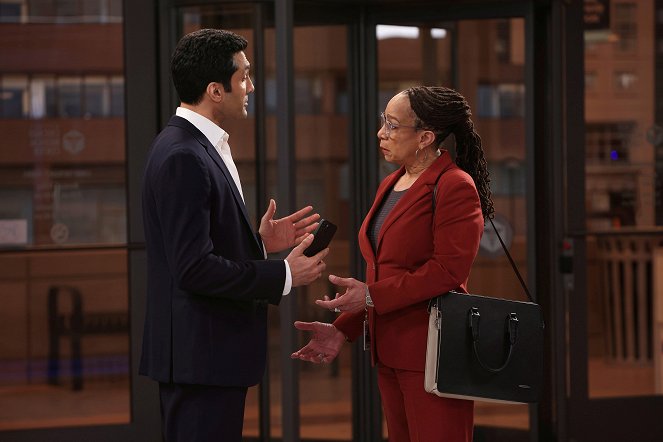 Chicago Med - Might Feel Like It's Time for a Change - Photos - Dominic Rains, S. Epatha Merkerson