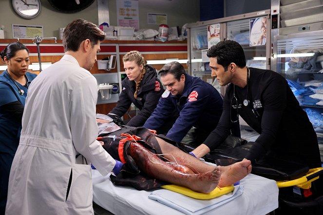 Chicago Med - Season 8 - Look Closely and You Might Hear the Truth - Photos - Sarah Brooks, Dominic Rains