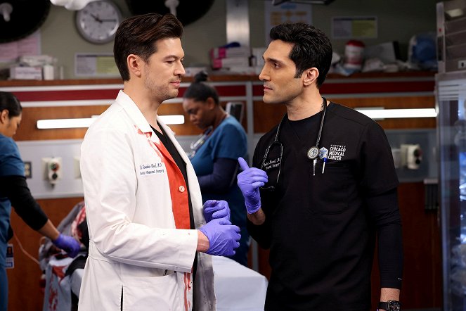 Chicago Med - Look Closely and You Might Hear the Truth - Filmfotos - Devin Kawaoka, Dominic Rains