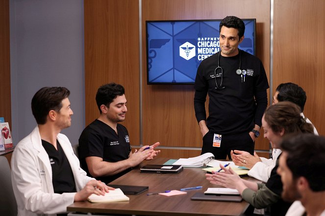 Chicago Med - Look Closely and You Might Hear the Truth - Photos - Devin Kawaoka, Dominic Rains