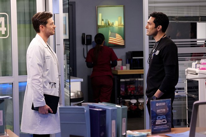 Chicago Med - Season 8 - Look Closely and You Might Hear the Truth - Z filmu - Devin Kawaoka, Dominic Rains
