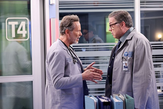 Chicago Med - I Could See the Writing on the Wall - Photos - Steven Weber, Oliver Platt