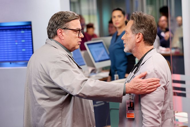 Chicago Med - I Could See the Writing on the Wall - Filmfotos - Oliver Platt, Steven Weber