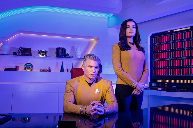Star Trek: Strange New Worlds - Season 2 - Werbefoto - Anson Mount, Rebecca Romijn