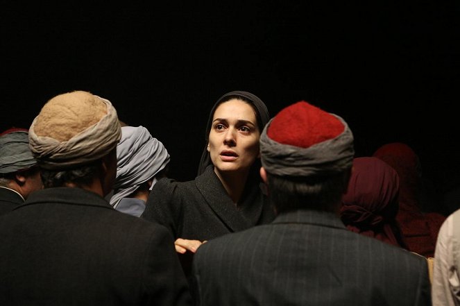 Wounded Love - Season 1 - Episode 10 - Photos - Bergüzar Korel