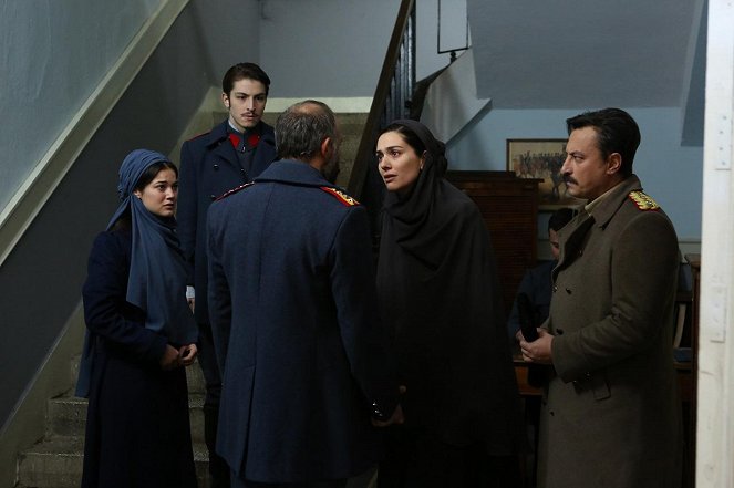 Vatanım Sensin - Season 1 - Episode 10 - De la película - Bergüzar Korel, Onur Saylak