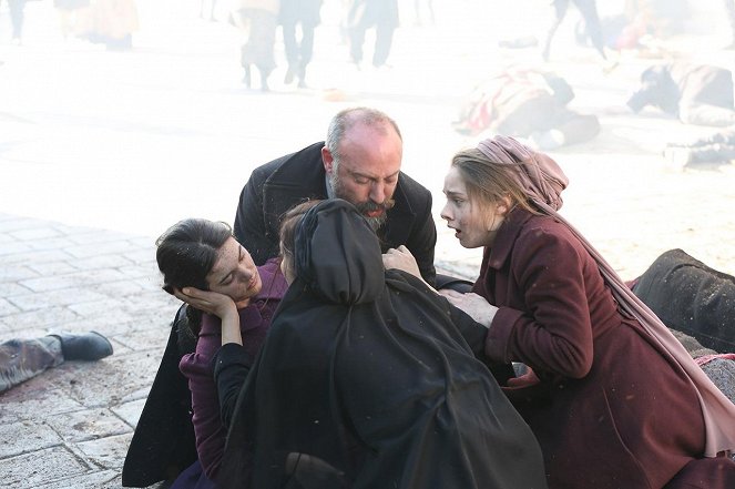 Wounded Love - Season 1 - Episode 19 - Photos - Pınar Deniz, Halit Ergenç, Miray Daner