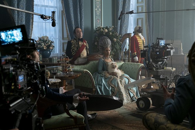 Královna Šarlota: Příběh Bridgertonových - Dokonalé líbánky - Z natáčení