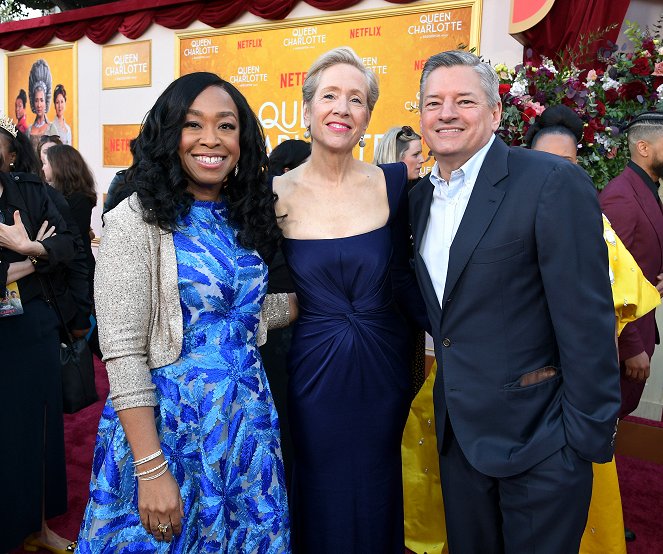 Sarolta királyné – Egy Bridgerton-történet - Rendezvények - Queen Charlotte: A Bridgerton Story World Premiere at Regency Village Theatre on April 26, 2023 in Los Angeles, California