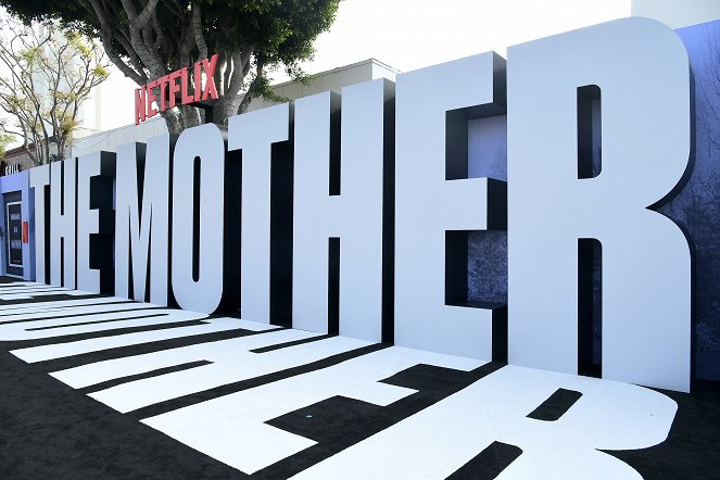 Matka - Z imprez - The Mother Los Angeles Premiere Event at Westwood Village on May 10, 2023 in Los Angeles, California