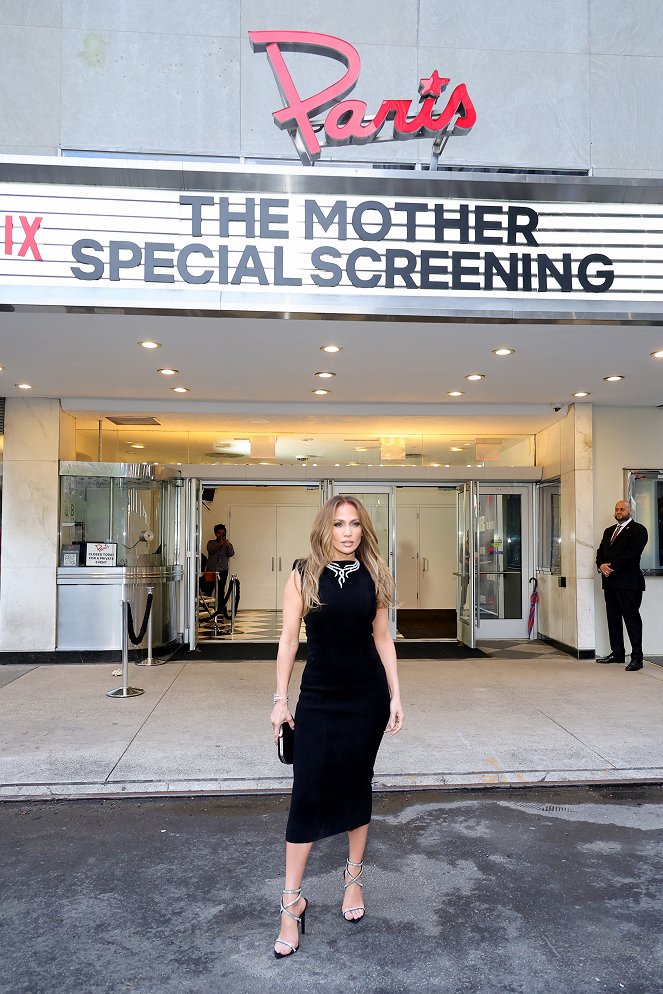 Matka - Z akcií - The Mother Fan Screening at The Paris Theatre on May 04, 2023 in New York City - Jennifer Lopez