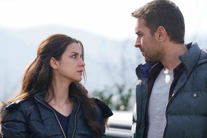 Lifeline - Episode 9 - Photos - İrem Helvacıoğlu, Ulaş Tuna Astepe