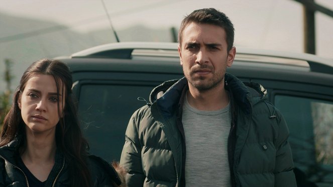 Lifeline - Episode 9 - Photos - İrem Helvacıoğlu, Ulaş Tuna Astepe