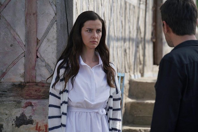 Lifeline - Episode 15 - Photos - İrem Helvacıoğlu