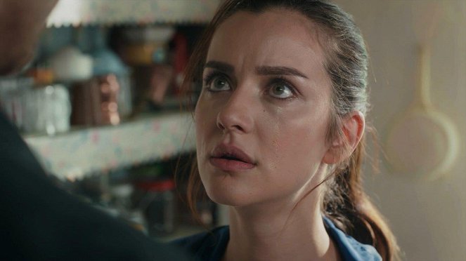 Lifeline - Episode 20 - Photos - İrem Helvacıoğlu