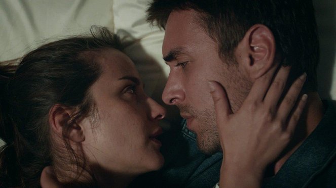 Lifeline - Episode 21 - Photos - İrem Helvacıoğlu, Ulaş Tuna Astepe